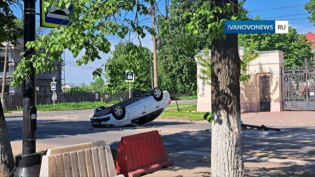 В Шуе перевернулась легковушка